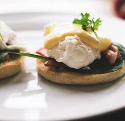 HOW TO MAKE BENEDICT EGGS